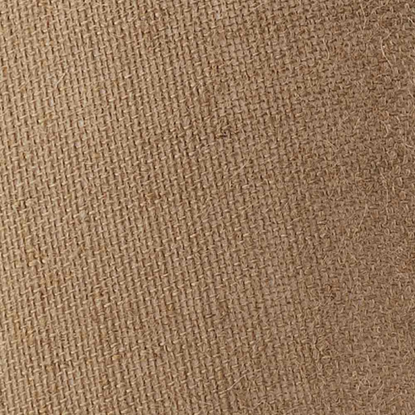 Ovaler Lampenschirm aus natürlichem Jute in hellbrauner Farbe steht auf einem Tisch. Der Lampenschirm hat einen Durchmesser von 33 cm und eine runde Form.