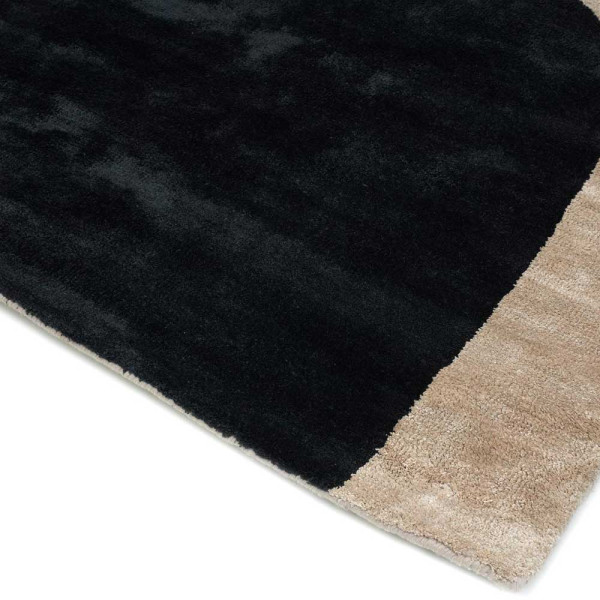 Moderner Kurzflorteppich Jazz in beige mit aufregendem Design. Der Teppich hat abstrakte Muster in Schwarz und Beige, die miteinander harmonieren und Eleganz ausstrahlen.