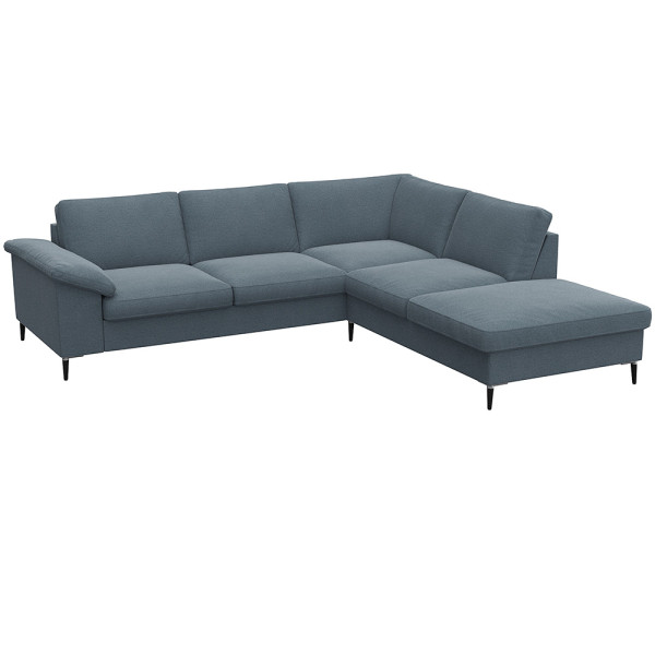 Braunes Ecksofa FIORE mit offenen Enden steht in einem modernen Raum. Es hat eine stilvolle, gepolsterte Oberfläche und schlanke Beine, geeignet für komfortable Sitzgelegenheiten.
