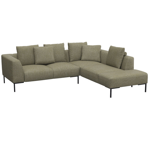 Helles, modernes Ecksofa SAVA mit offenem Ende. Das Sofa besitzt mehrere bequeme Kissen und steht auf schwarzen Metallbeinen. Es eignet sich ideal für stilvolle Wohnräume.