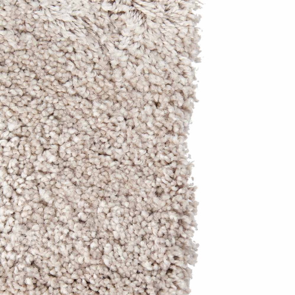 Hochflorige, beige Teppichfläche mit einer samtigen, texturierten Oberfläche steht im Fokus. Die Struktur verleiht ein gemütliches Ambiente und ist ideal für individuelle Raumgestaltungen.