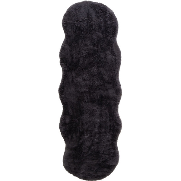 Kuscheliger, steinfarbiger Fellteppich Arvid Deluxe mit geschwungener Form liegt auf einem hellen Untergrund. Der Teppich ist weich und eignet sich für komfortables und stylisches Wohnen.