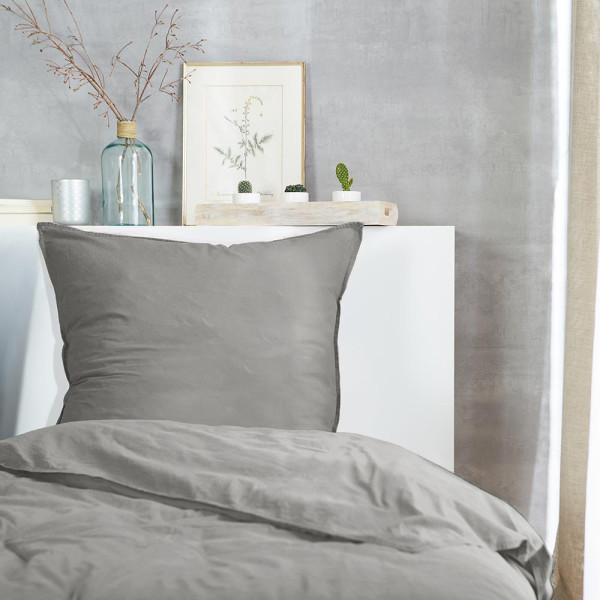 Flanell-Bettwäsche in Grauton mit einem Kopfkissen und einer Decke. An der Decke ist eine Detailansicht des Reißverschlusses sichtbar. Ideal für gemütliche Nächte.