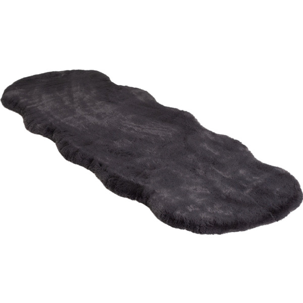 Kuscheliger, steinfarbiger Fellteppich Arvid Deluxe mit geschwungener Form liegt auf einem hellen Untergrund. Der Teppich ist weich und eignet sich für komfortables und stylisches Wohnen.