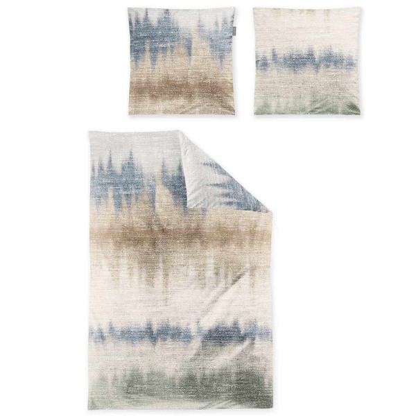 Flanell-Bettwäsche mit einem farbigen Muster in Blau- und Erdtönen liegt glatt auf einer Fläche. Dazu gehören zwei passende Kissenbezüge im gleichen Design.