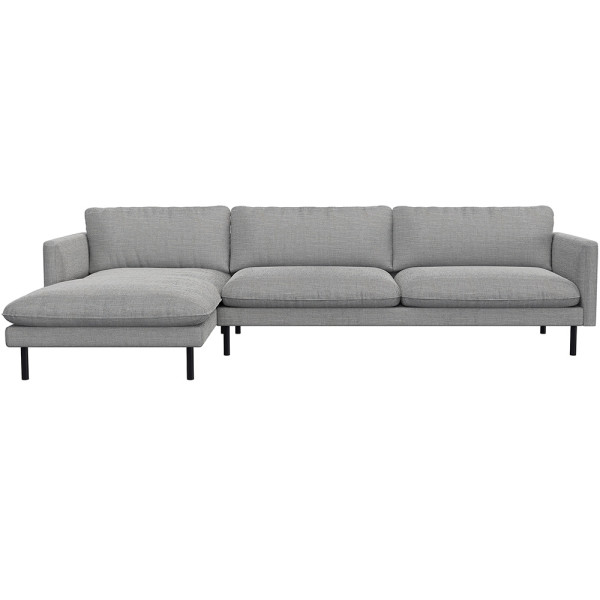 Beige Chaiselongue-Sofa BOLZANO mit drei Rückenkissen und einem seitlichen Liegelement steht auf dünnen schwarzen Füßen. Das Sofa hat eine moderne, schlichte Form und edle Textur.