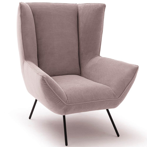 Moderner Cordsessel Evy in zartem Altrosa mit geschwungener Form. Der Sessel ist auf schmalen schwarzen Metallschnellfüßen positioniert.