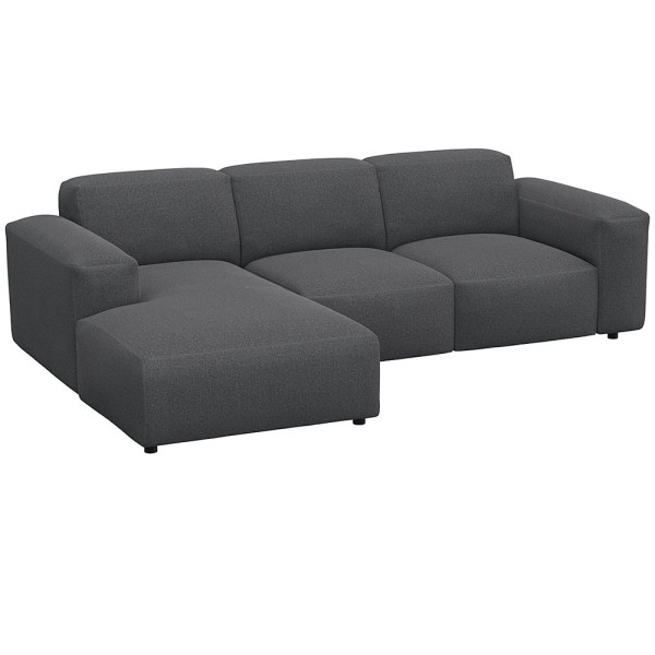 Graues Sofa LUCERA mit Chaiselongue. Es besteht aus hochwertigen Materialien und bietet eine moderne, komfortable Sitzgelegenheit für Wohnzimmer. Das Design ist geradlinig und ansprechend.