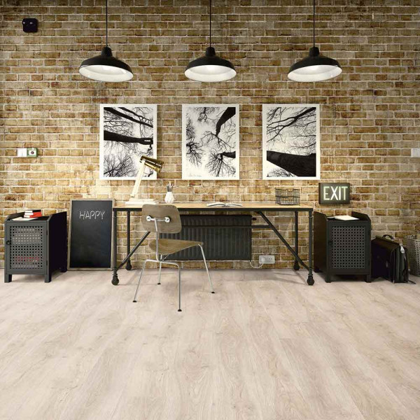 Hellbeige Klick-Vinylboden in Holzoptik zeigt gleichmäßige, leicht strukturierte Oberflächen mit einer natürlichen Holzmaserung. Der Boden eignet sich für vielseitige Anwendungen und zeichnet sich durch hochwertige Verarbeitung aus.