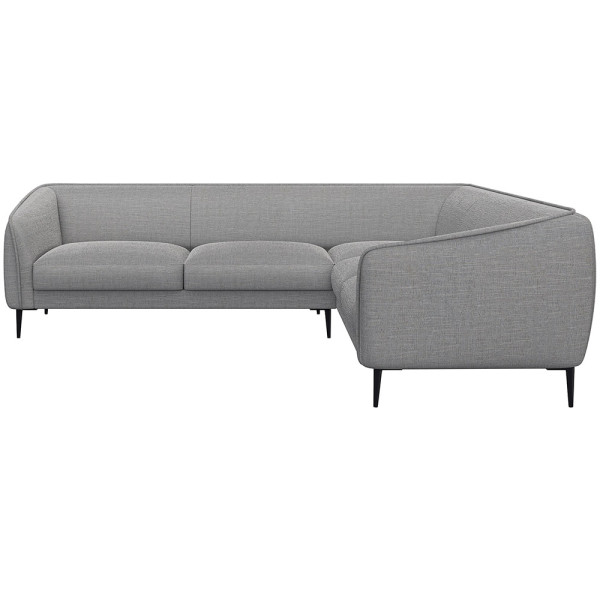 Ecksofa BELLE in hellem Stoff mit gepolsterten Sitzflächen und schmalen schwarzen Beinen. Das Sofa bietet modernen Komfort und lädt zum Entspannen ein.