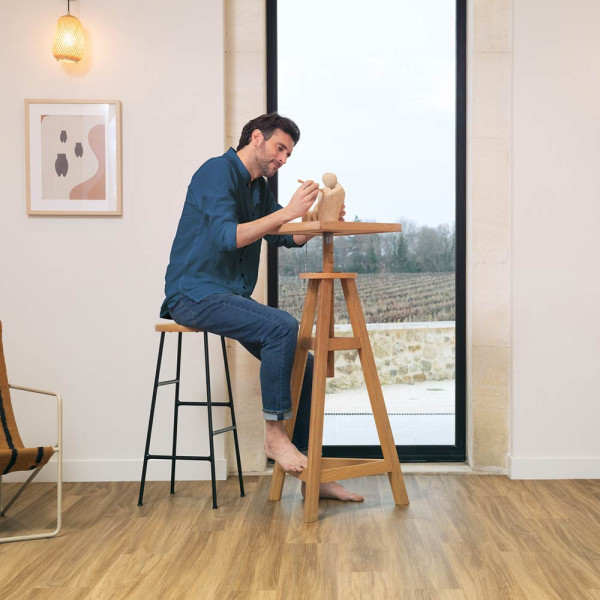 Holzboden in warmen Honigton zeigt eine gleichmäßige, natürliche Maserung. Die Planken sind nebeneinander verlegt und erzeugen eine ansprechende und harmonische Optik.