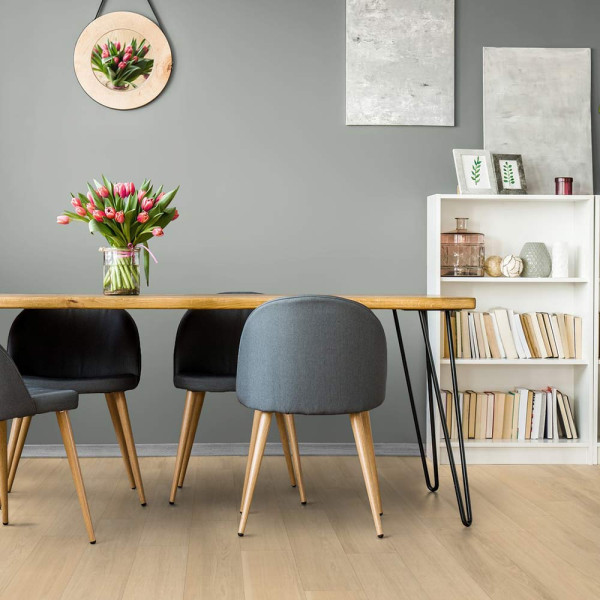 Helle, durchgehende Vinlyboden-Optik mit leicht variierenden Holzmaserungen. Die Planken sind nebeneinander verlegt und vermitteln eine natürliche, warme Atmosphäre im Raum.