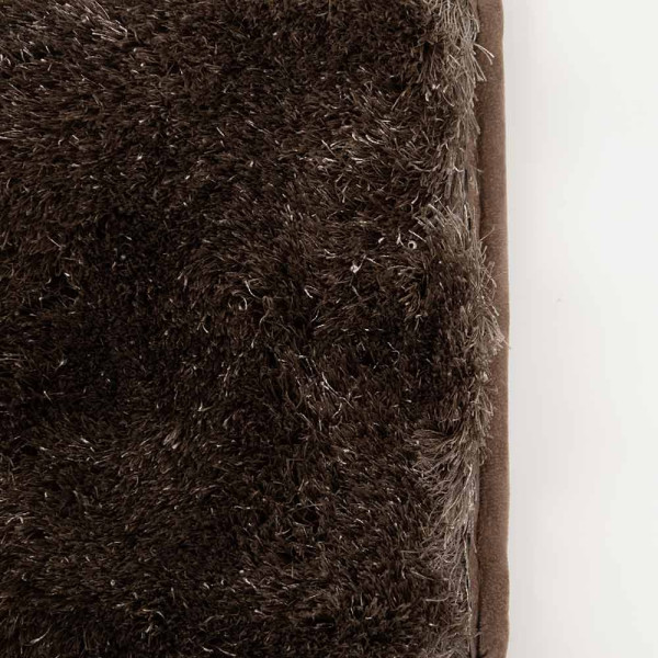 Dunkler, weicher Webteppich aus Polyester zeigt eine strukturierte Oberfläche mit langen Fasern. Die Farbe reicht von Braun bis Taupe und vermittelt ein luxuriöses Ambiente.