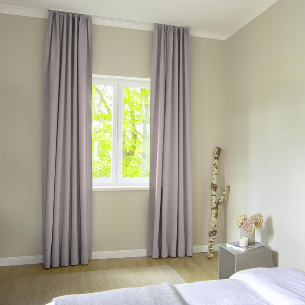 Einfarbiger Dekostoff in Taupe hat eine feine, strukturierte Oberfläche. Der Stoff liegt leicht gewellt und zeigt eine neutrale Farbtonvariante, geeignet für Vorhänge oder andere textile Anwendungen.