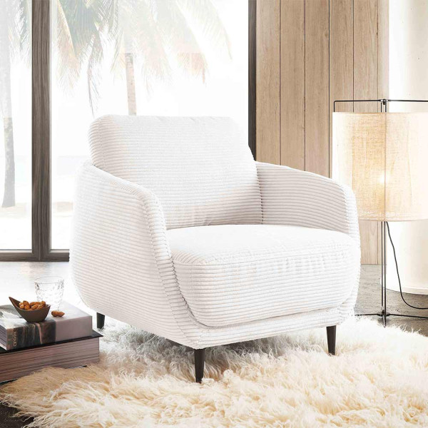 Moderner cordsessel in heller Farbe sitzt auf vier schlanken Metallbeinen. Der Sessel hat eine strukturierte Oberfläche und sowohl Armlehnen als auch eine bequeme Rückenlehne.