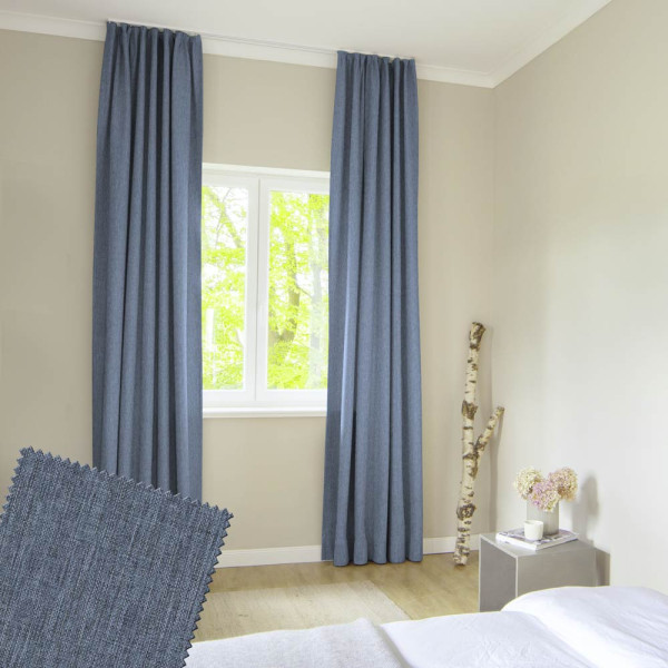 Graublauer Dekostoff mit feiner Struktur liegt leicht gefaltet. Der Stoff eignet sich für Vorhänge und wird in verschiedenen Farben angeboten. Hochwertige Materialien garantieren Langlebigkeit.