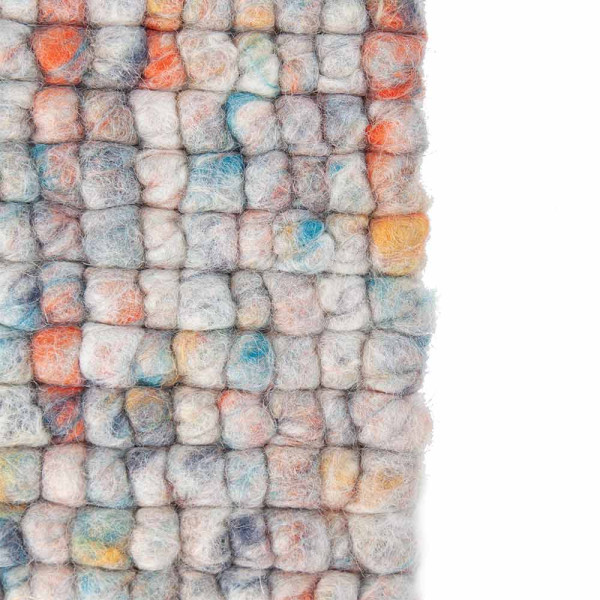 Bunte Teppichoberfläche aus Schurwolle mit einer sanften, strukturierten Optik. Die Farben reichen von Beige über Grau bis zu verschiedenen bunten Tupfern, was den Teppich vielseitig gestaltet.