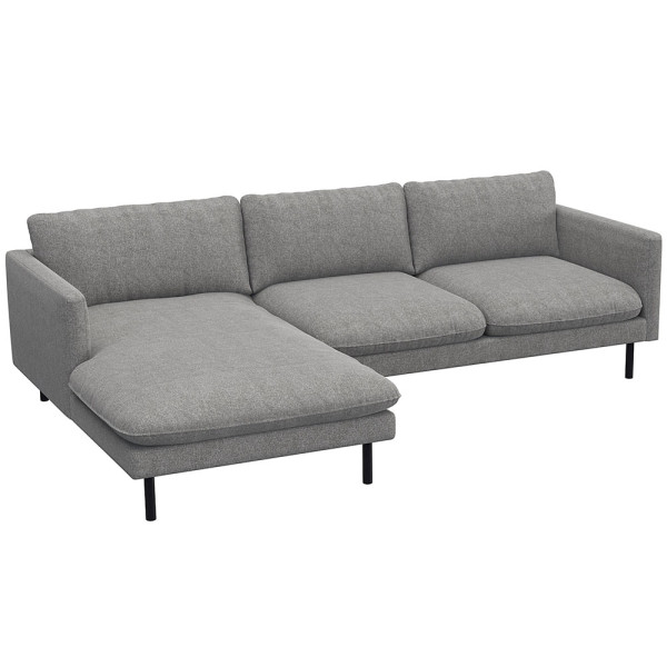 Beige Chaiselongue-Sofa BOLZANO mit drei Rückenkissen und einem seitlichen Liegelement steht auf dünnen schwarzen Füßen. Das Sofa hat eine moderne, schlichte Form und edle Textur.