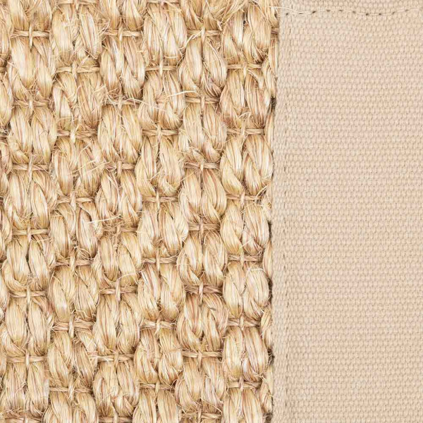 Beige Teppich aus Sisal mit gewebter Struktur auf der linken Seite und glattem, hellbeigem Stoff auf der rechten Seite. Der Teppich ist für maßgeschneiderte Designs geeignet.