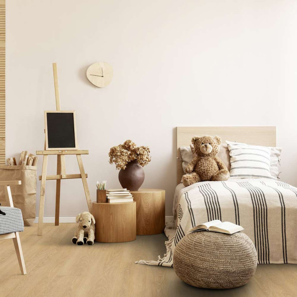 Hellbrauner Designboden mit natürlicher Holzoptik. Die Landhausdiele zeigt feine Holzmaserungen und Fugen. Der Bodenbelag ist für Innenräume geeignet und hat eine dezente, warme Ausstrahlung.
