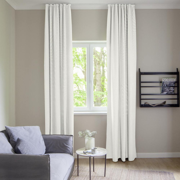 Heller, blickdichter Jacquard-Stoff in sanften Weißtönen liegt übereinander und zeigt feine Streifen. Dieser Stoff eignet sich ideal für maßgeschneiderte Vorhänge und Gardinen.