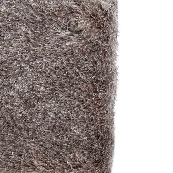 Hochflorteppich in einem sanften Braun-Ton mit flauschiger Oberfläche liegt flach ausgebreitet. Der Teppich ist aus hochwertigem Polyester gefertigt und eignet sich für individuelle Maßanfertigung.