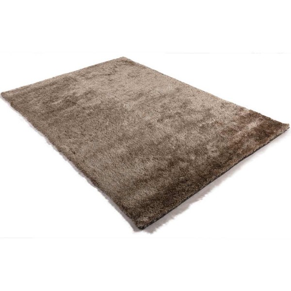 Hochflorteppich in einem sanften Braun-Ton mit flauschiger Oberfläche liegt flach ausgebreitet. Der Teppich ist aus hochwertigem Polyester gefertigt und eignet sich für individuelle Maßanfertigung.
