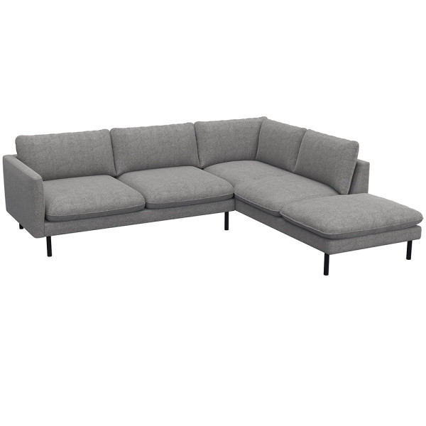 Grau, modernes Ecksofa BOLZANO mit offenem Ende steht auf schwarzen Metallbeinen. Es besitzt große, weiche Kissen und bietet Platz für mehrere Personen. Ideal für ein gemütliches Wohnzimmer.