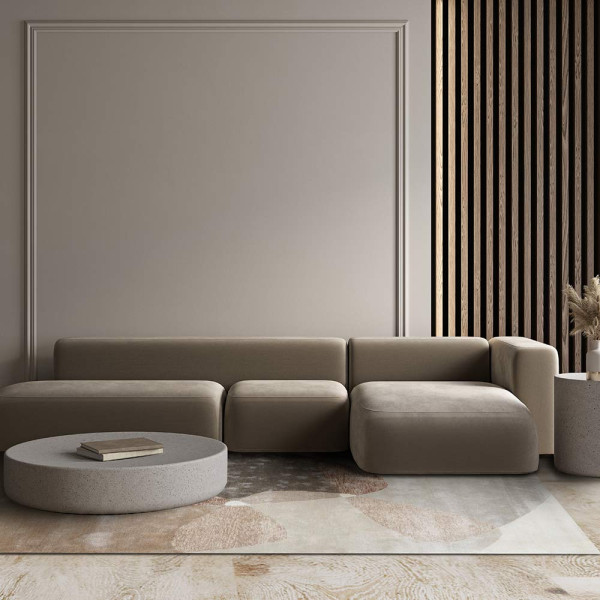 Moderner Teppich in Beige mit abgerundeten, organischen Formen in Grau, Braun und Beige. Der Teppich trägt den Namen Lagos und ist auf einem hellen Untergrund positioniert.