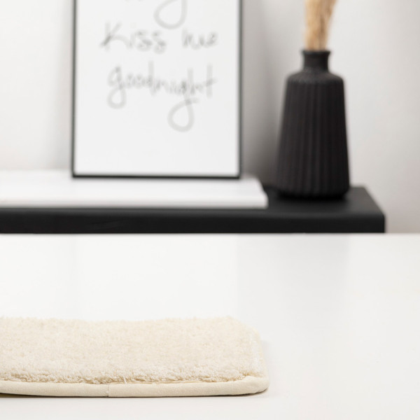 Beige Teppich mit kurzem Flor weist eine strukturierte Oberfläche auf. Er eignet sich für individuelle Raumgestaltungen und ist in verschiedenen Farben erhältlich. Lieferung innerhalb von 21 Tagen.
