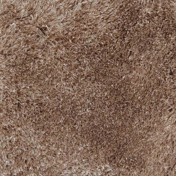 Hochflor-Teppich in brauner Farbe liegt auf einem Boden. Der Teppich zeigt eine weiche, flauschige Textur und hebt sich deutlich vom Untergrund ab. Er ist in einem eleganten Design konzipiert.