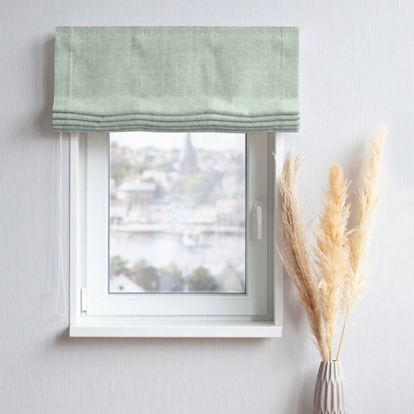 Mintfarbener, strukturierter Gardinenstoff des Typs Tingley liegt schräg gefaltet. Die Oberfläche erscheint glatt und leicht glänzend. Der Stoff eignet sich für individuelle Maßanfertigungen.