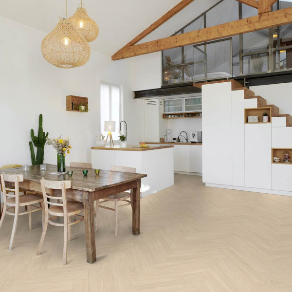 Helle, stilvolle Bodenbeläge sind im Dielenmuster verlegt. Die Holzoptik wirkt modern und einladend. Die Oberfläche ist glatt, mit feinen Maserungen sichtbar.