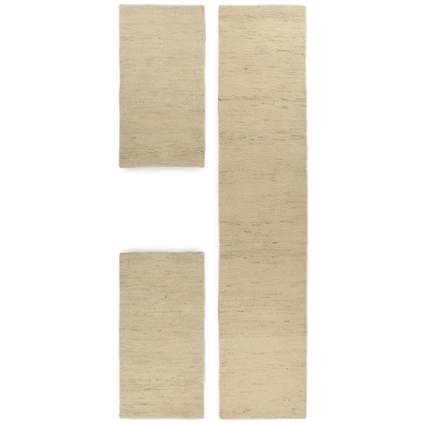 Drei Teppichstücke in hellbeige, zwei rechteckige (70x140 cm) und eines längliches (70x340 cm), sind nebeneinander angeordnet. Sie sind für die Bettumrandung gedacht.