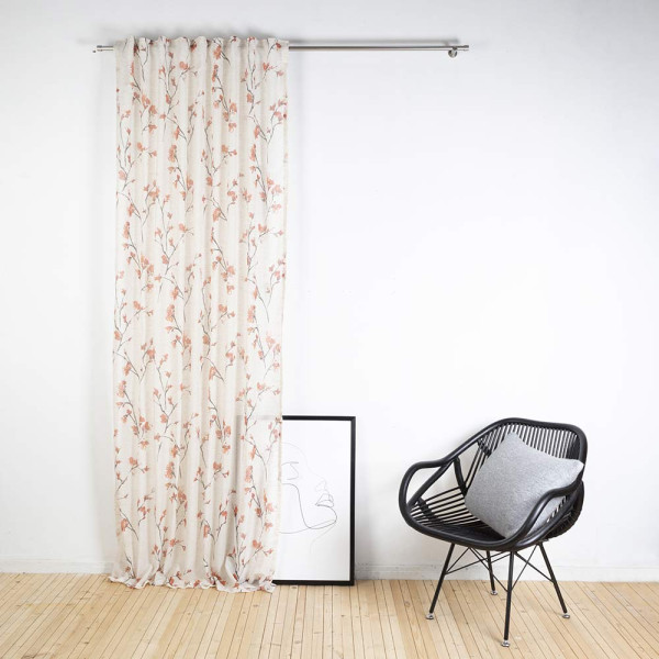 Fertigschal Kianna mit blumigem Design in Orange und Beige hängt an einer silbernen Gardinenstange. Der Stoff ist halbtransparent und verleiht dem Raum eine helle Atmosphäre.