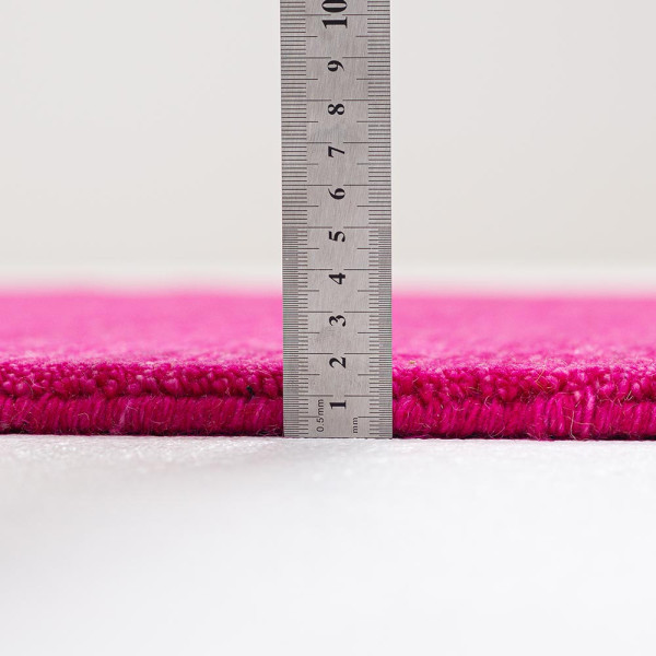 Hochformatiger, samtig-weicher Wollteppich in kräftigem Pink. Der Teppich zeigt eine gleichmäßige Struktur und ist für die Wohnraumgestaltung geeignet.