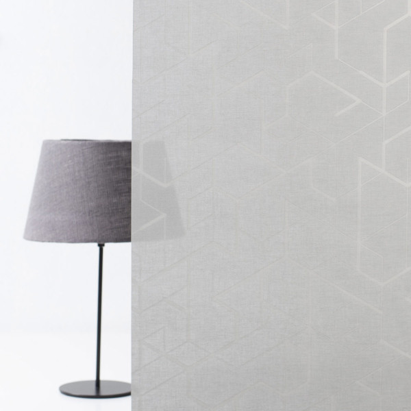 Grau strukturierter Stoff mit einem geometrischen Muster aus Linien und Formen. Die texturierte Oberfläche hat eine subtile, tonale Variation im Farbton.