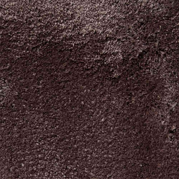 Dunkelbrauner webteppich aus Polyester liegt sichtbar auf einem weißen Hintergrund. Die Oberfläche ist weich und wirkt gleichmäßig strukturiert. Der Teppich eignet sich für individuelle Maßanfertigungen.