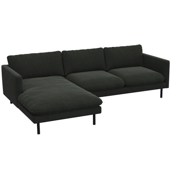 Beige Chaiselongue-Sofa BOLZANO mit drei Rückenkissen und einem seitlichen Liegelement steht auf dünnen schwarzen Füßen. Das Sofa hat eine moderne, schlichte Form und edle Textur.