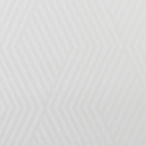 Hellgraue Stoffoberfläche mit einem sich wiederholenden, geometrischen Muster aus diagonalen Linien in einem Zickzack-Design. Das Muster ist subtil und verleiht dem Stoff eine elegante Textur.