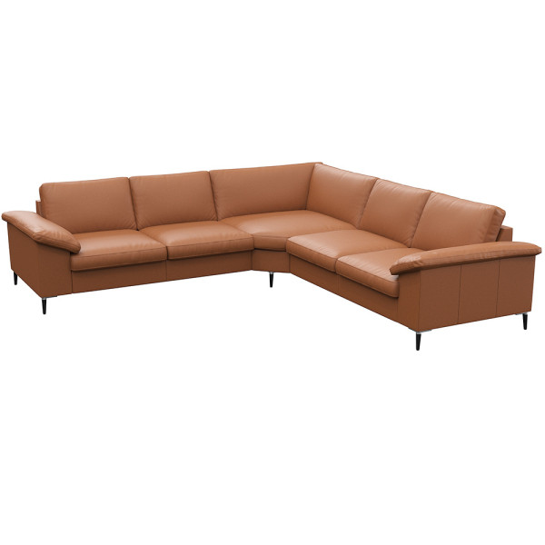 Braunes Ecksofa FIORE steht in einem modernen Design. Es bietet Platz zum Sitzen und Entspannen. Die Ausstattung umfasst weiche Kissen für zusätzlichen Komfort.