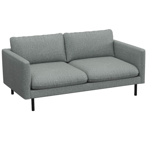 Graues Sofa mit zwei breiten Kissen und schmalen Armlehnen steht auf schlanken, schwarzen Beinen. Das Design ist modern und schlicht, geeignet für verschiedene Wohnstile.