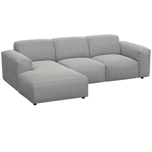 Graues Sofa LUCERA mit Chaiselongue. Es besteht aus hochwertigen Materialien und bietet eine moderne, komfortable Sitzgelegenheit für Wohnzimmer. Das Design ist geradlinig und ansprechend.