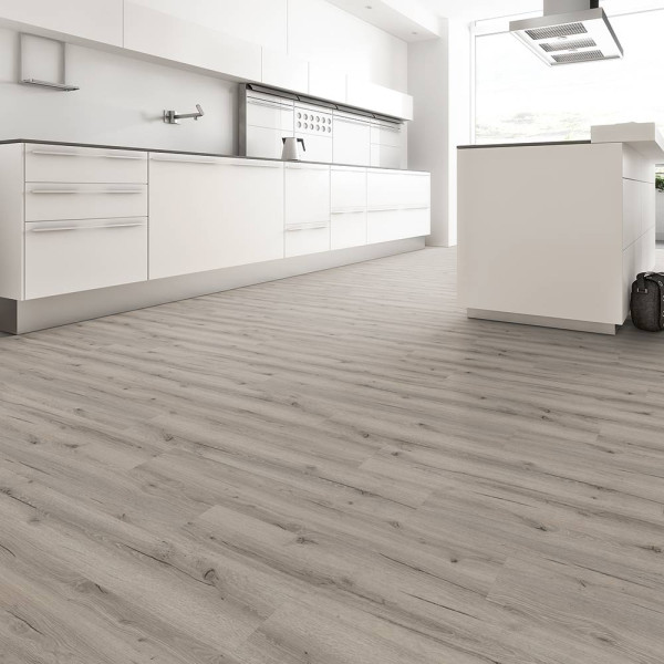 Heller Vinylboden im Dekor Eiche Pistasia mit natürlicher Holzoptik. Der Bodenbelag zeigt verschiedene Holzmaserungen und ist für Klebeanwendungen vorgesehen.