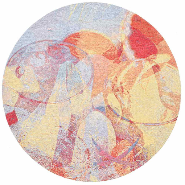 Bunter Teppich Keitum SA013 mit strukturiertem Design in Farbtönen von Orange, Blau und Rot. Er ist rund und zeigt abstrakte Formen, die harmonisch miteinander verbunden sind.
