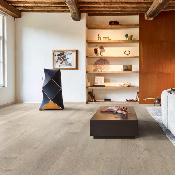 Grau-brauner Vinylboden mit Holzoptik und sichtbaren Holzmaserungen. Die Oberfläche zeigt feine Strukturen und eine natürliche Farbvariation. Ideal für moderne Inneneinrichtungen.