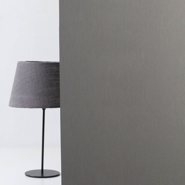 Grau strukturiertes Material mit feiner, gleichmäßiger Oberfläche. Die Textur vermittelt eine schlichte, moderne Ästhetik ohne auffällige Muster oder Farben.