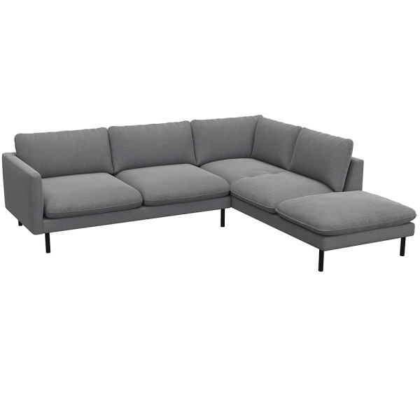 Grau, modernes Ecksofa BOLZANO mit offenem Ende steht auf schwarzen Metallbeinen. Es besitzt große, weiche Kissen und bietet Platz für mehrere Personen. Ideal für ein gemütliches Wohnzimmer.