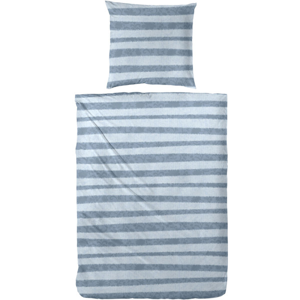 Blaue Feinbiber-Bettwäsche mit grauen Streifen, bestehend aus einer Decke und einem Kissen, sorgfältig auf einem weißen Untergrund drapiert.