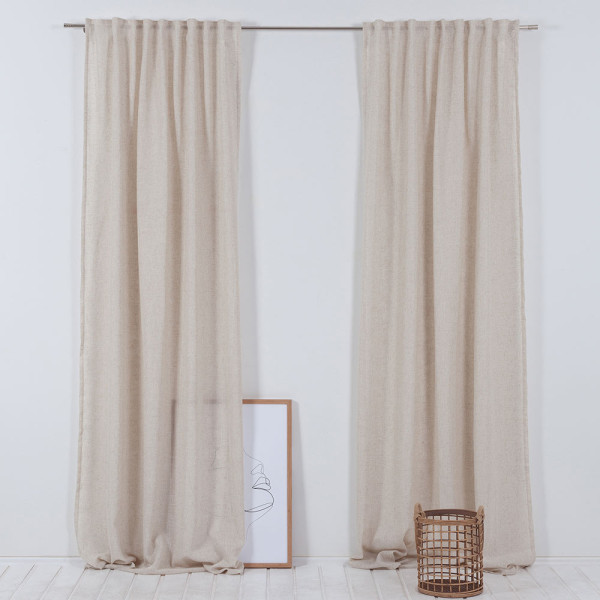 Helle, halbtransparente Vorhänge in Taupe auf einer silbernen Stange. Die Faltenstruktur sorgt für eine elegante Optik und lässt Licht sanft durch den Stoff scheinen.